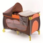 سرير مع طاولة تغيير